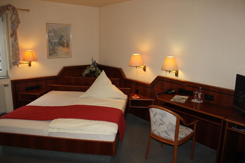 Hotel & Restaurant Zum Vater Rhein Monheim am Rhein Oda fotoğraf